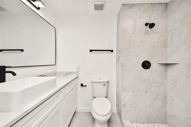 33 Kittiwake Court, The Woodlands, TX 77380