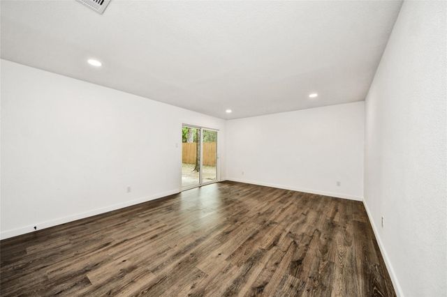 33 Kittiwake Court, The Woodlands, TX 77380