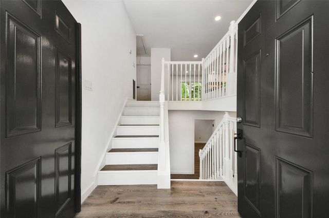 33 Kittiwake Court, The Woodlands, TX 77380