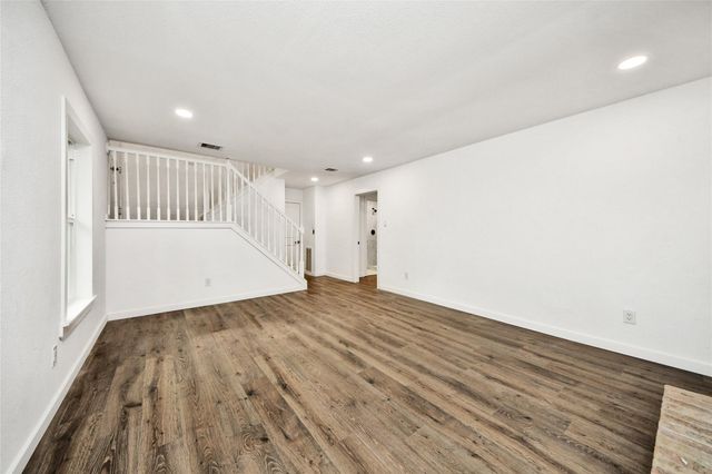 33 Kittiwake Court, The Woodlands, TX 77380