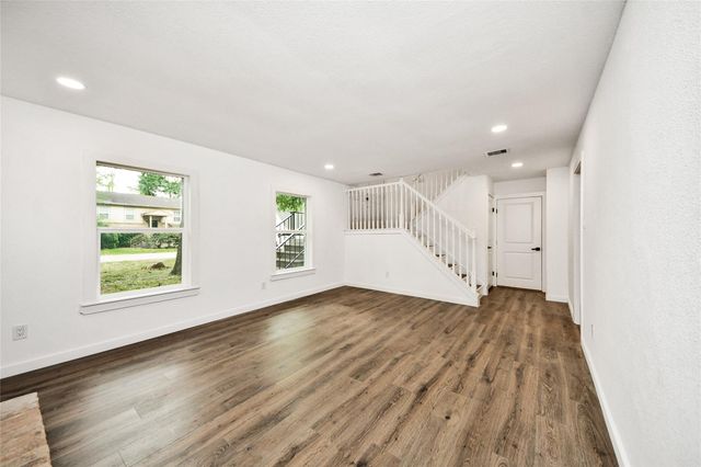 33 Kittiwake Court, The Woodlands, TX 77380