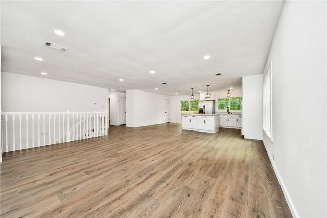 33 Kittiwake Court, The Woodlands, TX 77380