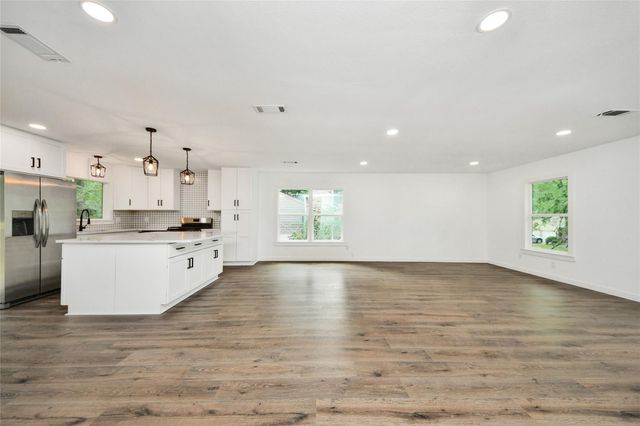 33 Kittiwake Court, The Woodlands, TX 77380