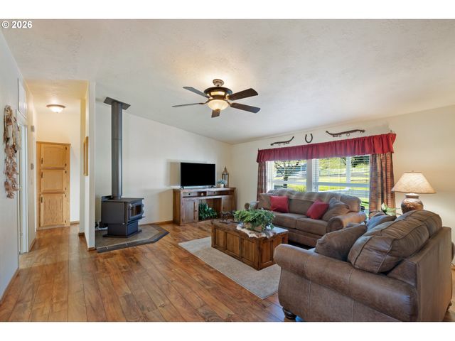 11119 N MYRTLE Rd, Myrtle Creek, OR 97457