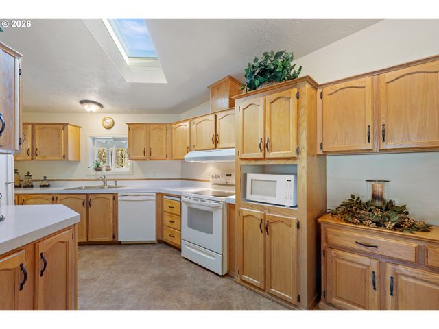 11119 N MYRTLE Rd, Myrtle Creek, OR 97457