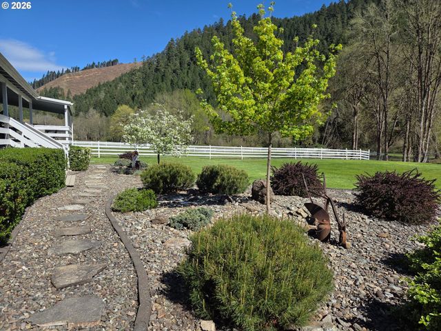 11119 N MYRTLE Rd, Myrtle Creek, OR 97457