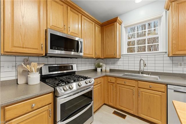 13177 Harbor DR, Carrollton, VA 23314