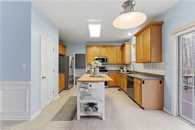 13177 Harbor DR, Carrollton, VA 23314