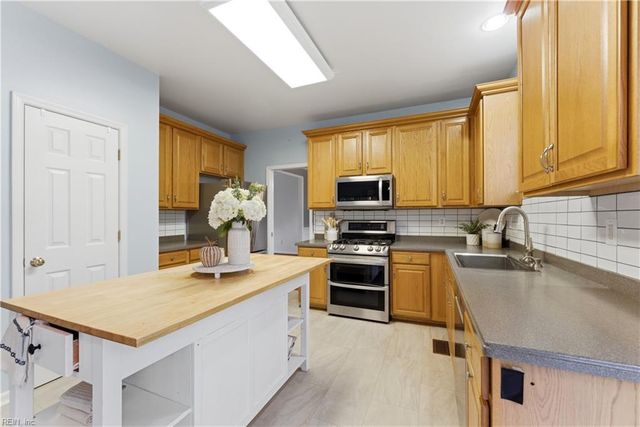 13177 Harbor DR, Carrollton, VA 23314