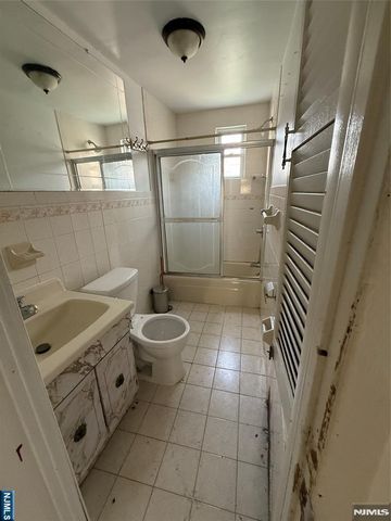 1515 Manhattan Avenue, Union City, NJ 07087