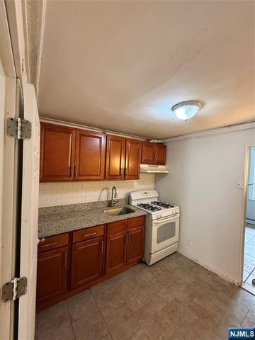 1515 Manhattan Avenue, Union City, NJ 07087
