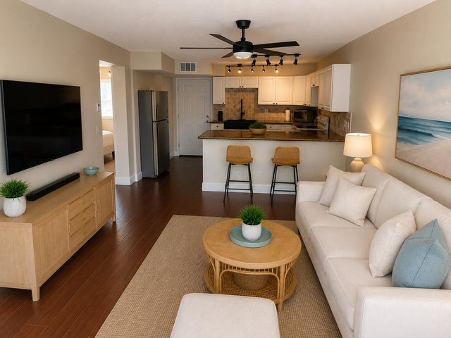 725 Hummingbird Way 210, North Palm Beach, FL 33408