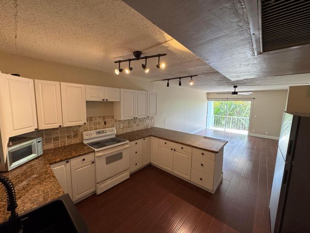 725 Hummingbird Way 210, North Palm Beach, FL 33408