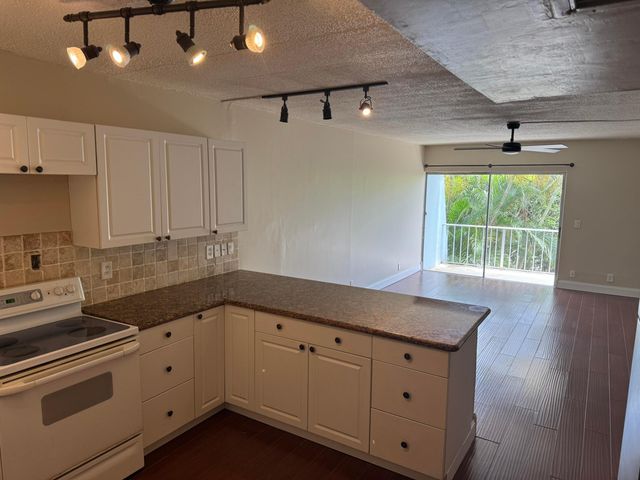 725 Hummingbird Way 210, North Palm Beach, FL 33408