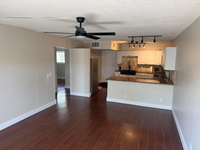 725 Hummingbird Way 210, North Palm Beach, FL 33408