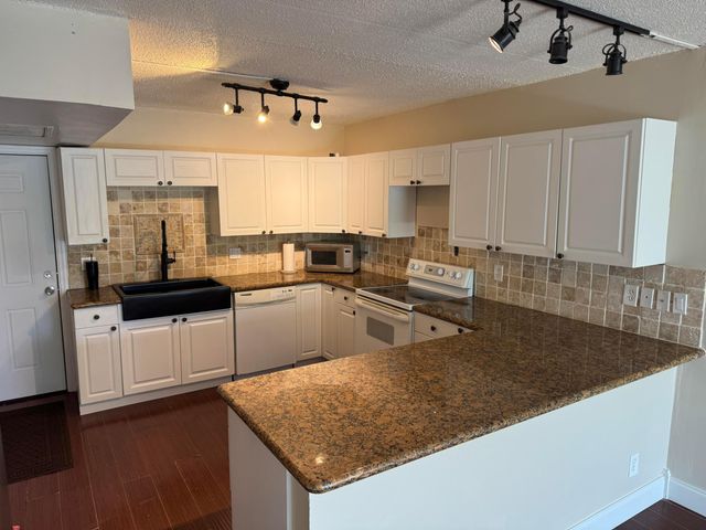725 Hummingbird Way 210, North Palm Beach, FL 33408