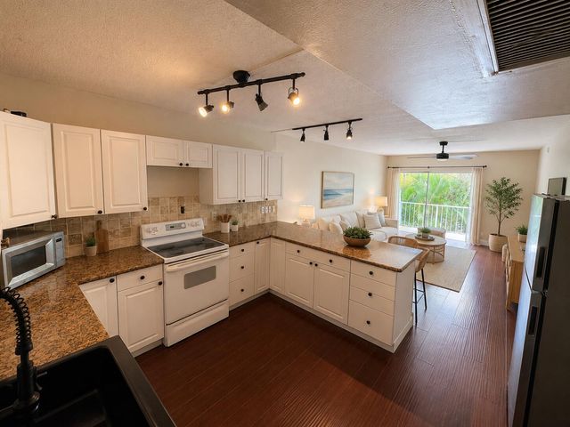 725 Hummingbird Way 210, North Palm Beach, FL 33408