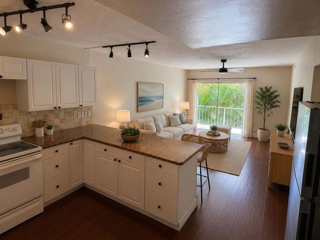 725 Hummingbird Way 210, North Palm Beach, FL 33408