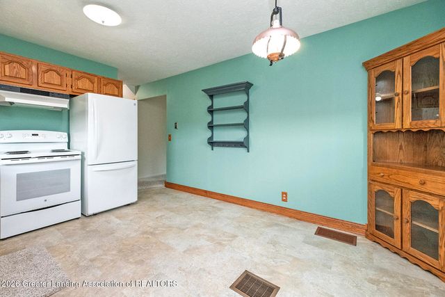 3124 E Round Lake Road, Dewitt, MI 48820