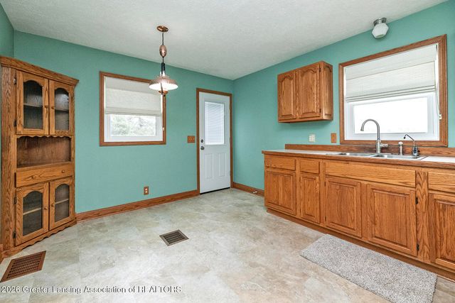 3124 E Round Lake Road, Dewitt, MI 48820