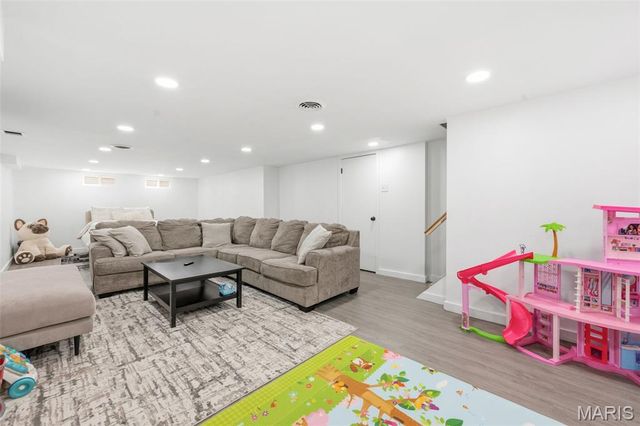 836 Rainbow Drive, St Louis, MO 63125