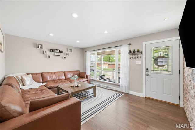 836 Rainbow Drive, St Louis, MO 63125