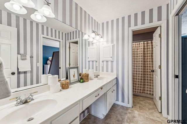 16521 Douglas Circle, Omaha, NE 68118