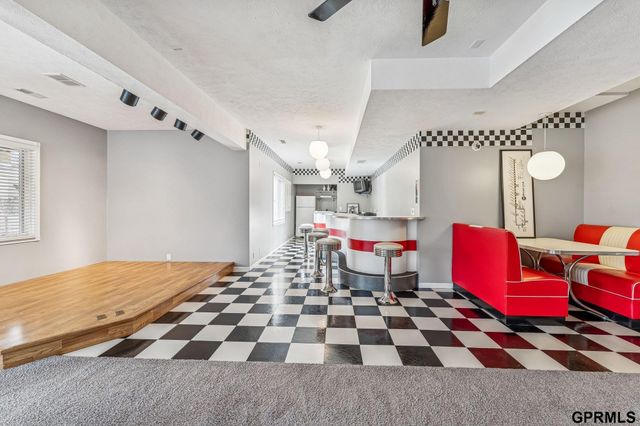 16521 Douglas Circle, Omaha, NE 68118