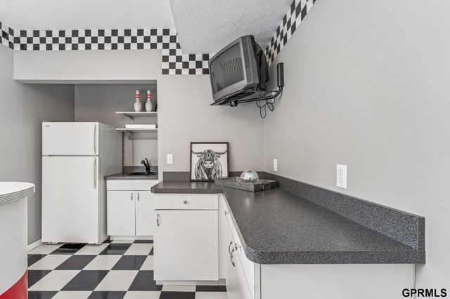 16521 Douglas Circle, Omaha, NE 68118