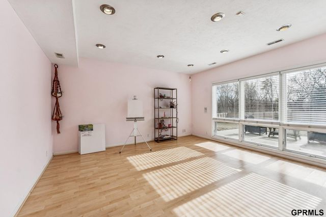 16521 Douglas Circle, Omaha, NE 68118