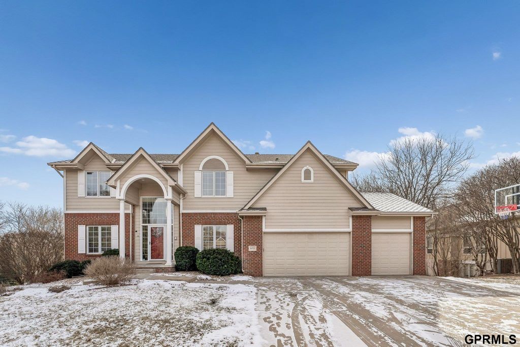 16521 Douglas Circle, Omaha, NE 68118