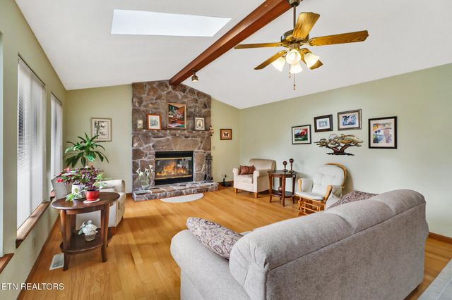 31 Kingsboro Lane, Crossville, TN 38558