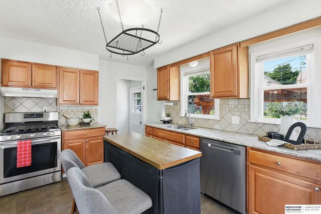 844 S 50th Street, Omaha, NE 68106