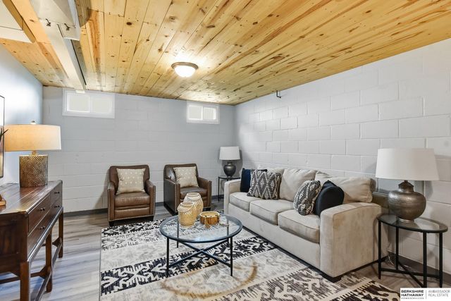 844 S 50th Street, Omaha, NE 68106