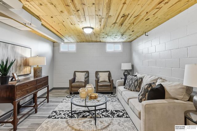 844 S 50th Street, Omaha, NE 68106