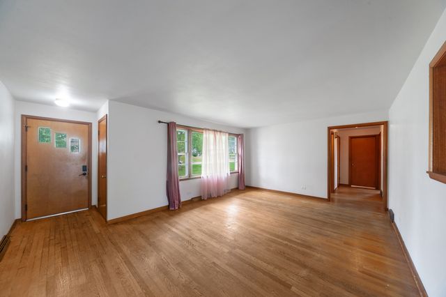 2135 Hawthorne Lane, Waukegan, IL 60087