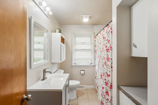 2135 Hawthorne Lane, Waukegan, IL 60087