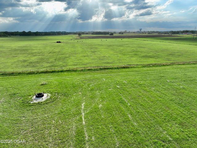 1720 E Fir Road, Carthage, MO 64836