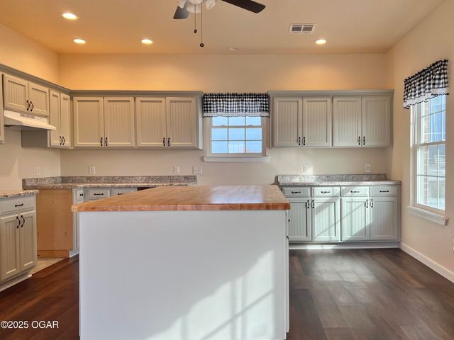 1720 E Fir Road, Carthage, MO 64836