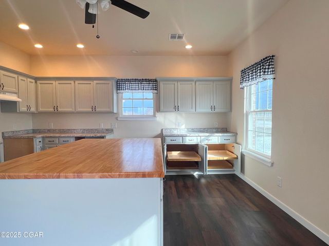 1720 E Fir Road, Carthage, MO 64836