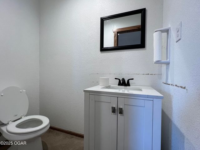 1720 E Fir Road, Carthage, MO 64836