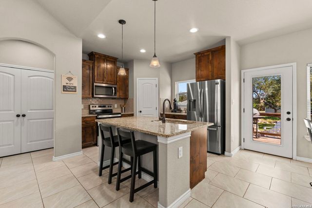 986 PARADISE DR, Canyon Lake, TX 78133