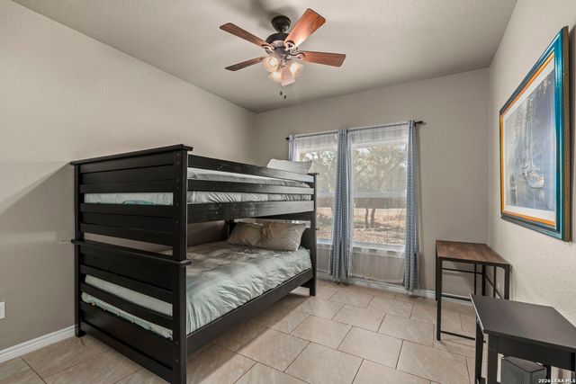 986 PARADISE DR, Canyon Lake, TX 78133