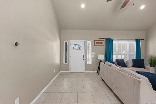986 PARADISE DR, Canyon Lake, TX 78133