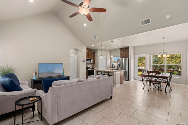 986 PARADISE DR, Canyon Lake, TX 78133