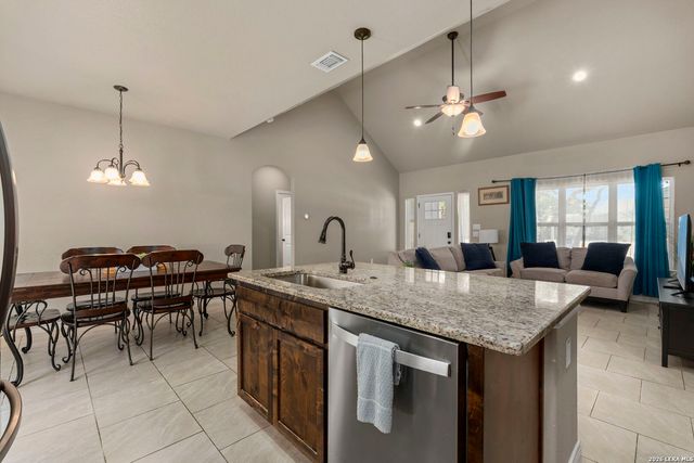986 PARADISE DR, Canyon Lake, TX 78133