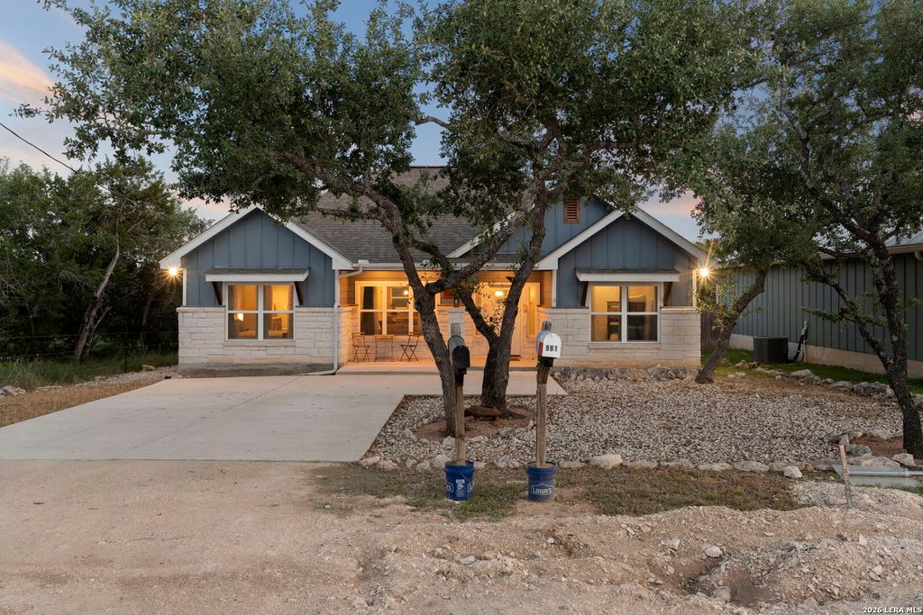 986 PARADISE DR, Canyon Lake, TX 78133