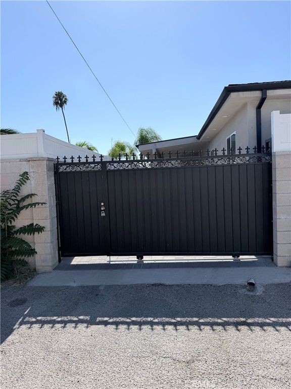 8146 Vantage Avenue, North Hollywood, CA 91605