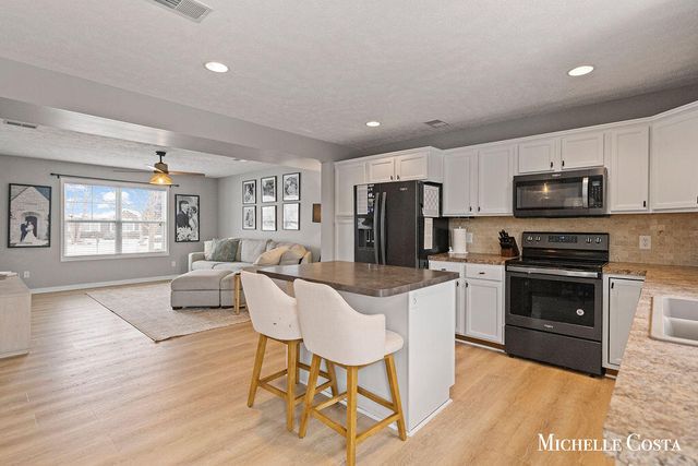 6498 Bradenwood Drive, Hudsonville, MI 49426