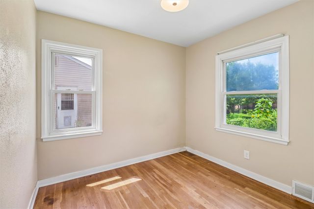 2012 E 27th Street, Des Moines, IA 50317